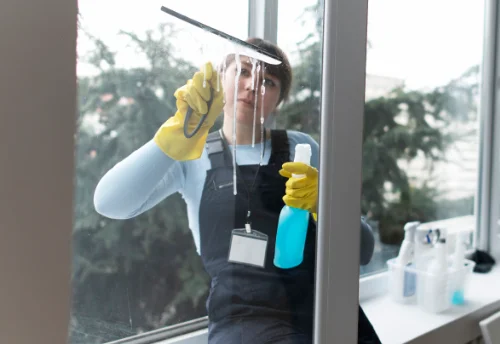 Nettoyage de vitres intérieures et extérieures à Écouflant